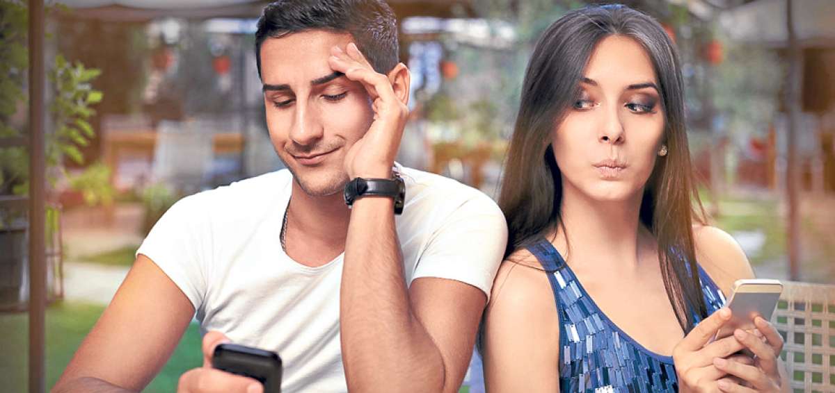 Seg&uacute;n un psiquiatra y una orientadora familiar, revisar las redes sociales de la pareja genera desconfianza.    