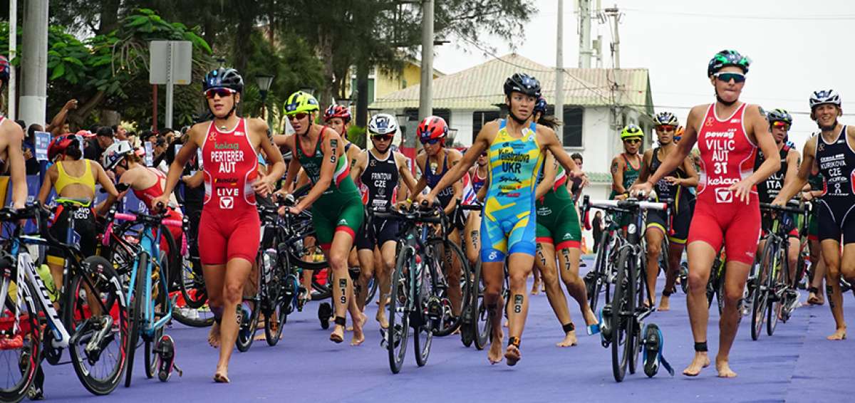 Yuliya Yelistratova (de celeste) cuando se alistaba para comenzar la prueba de ciclismo.