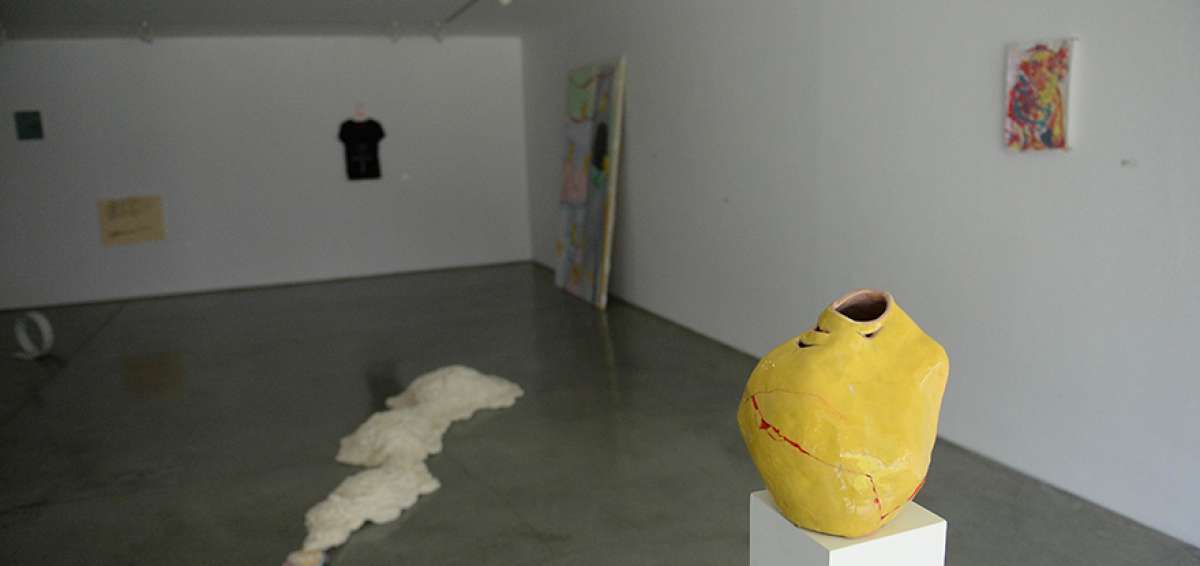 Fernanda Murray trabaja con esculturas y representa a la mujer como una vasija. Saskya Fun-Sang utiliza texturas.