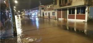 Las incesantes lluvias provocaron el aumento del caudal y posterior desbordamiento del r&iacute;o Negro.