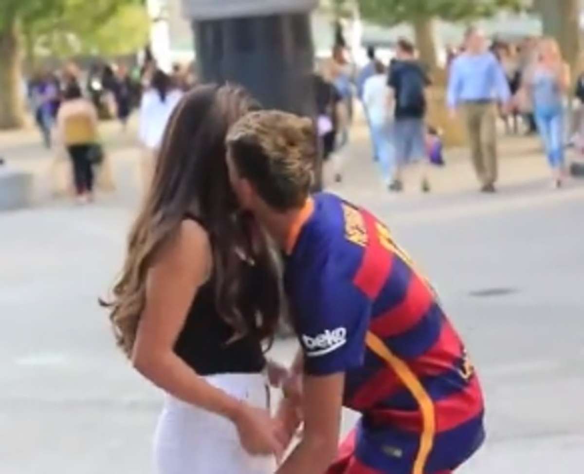 Un falso Neymar roba besos en Londres (V&iacute;deo)