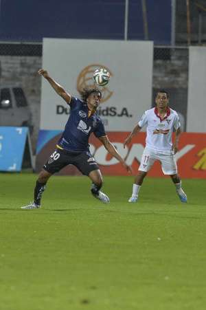 Arturo Mina del Independiente del Valle sali&oacute; expulsado en el primer tiempo, pese a ello su equipo no descuido la marca. Foto: Miguel Jim&eacute;nez/ EL TEL&Eacute;GRAFO.