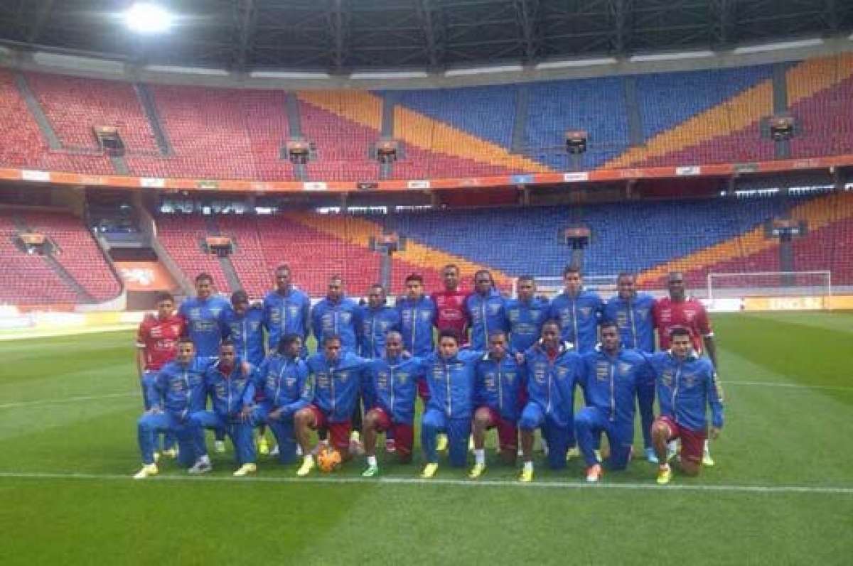 Los jugadores hicieron el reconocimiento del estadio de &Aacute;msterdam. Foto: @FEFecuador