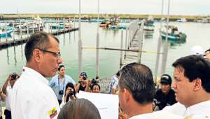 El vicepresidente de la Rep&uacute;blica, Jorge Glas, recorri&oacute; el puerto artesanal de Jaramij&oacute;. Foto: Rodolfo P&aacute;rraga / El Tel&eacute;grafo.