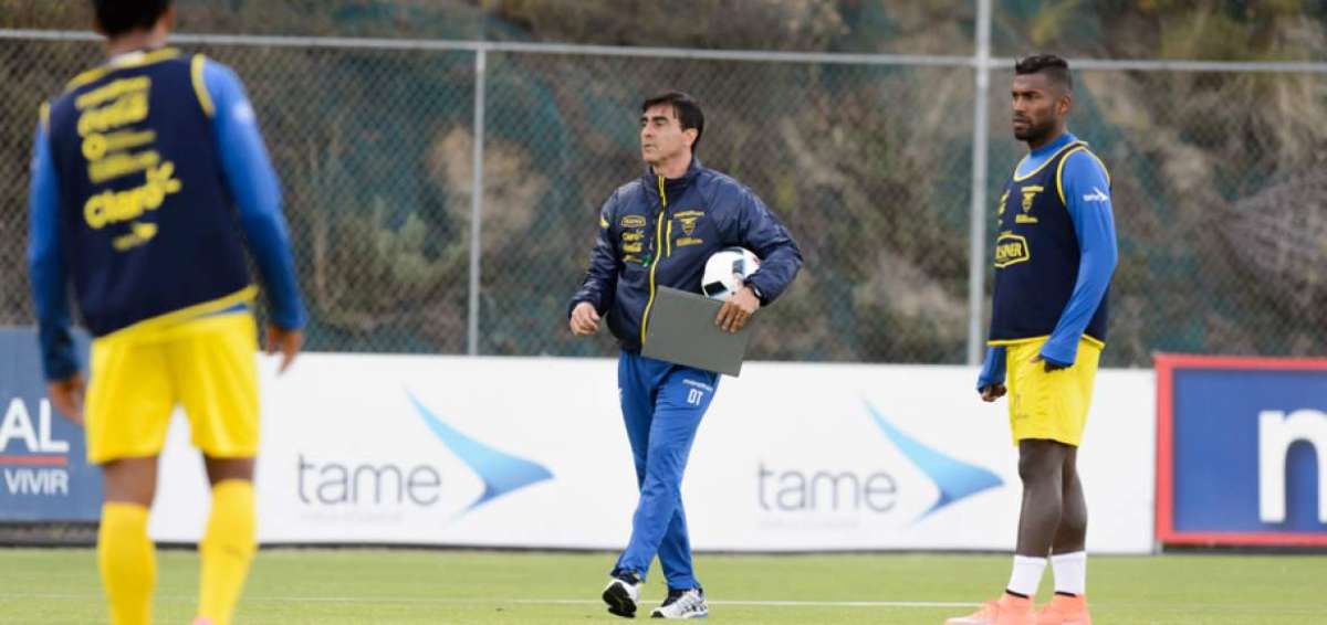 Gustavo Quinteros dirige una de las pr&aacute;cticas de la &lsquo;Tri&rsquo; en la Casa de la Selecci&oacute;n, Gabriel Achilier escucha al DT.