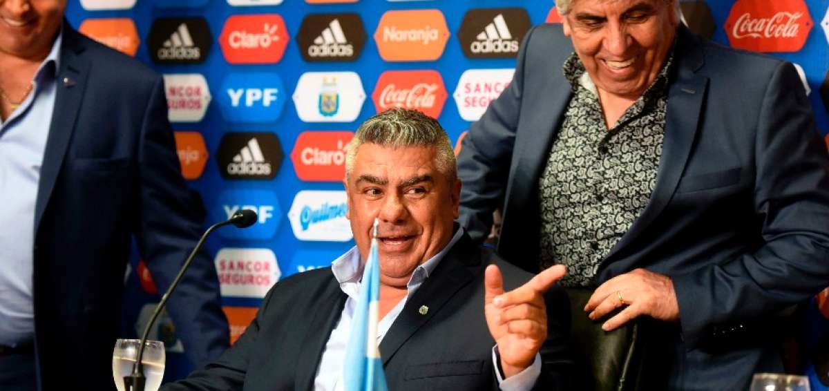 Claudio Tapia (sentado) es el dirigente que m&aacute;s creci&oacute; en el f&uacute;tbol argentino desde la muerte de Grondona.