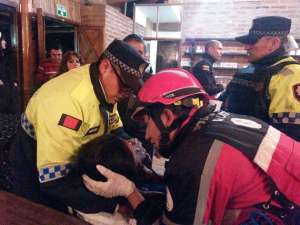 Los miembros de emergencia trasladaron a 7 personas a casas de salud para una valoraci&oacute;n m&eacute;dica. Foto: Cortes&iacute;a