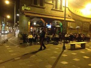 En la Calle Larga de Cuenca se han ubicado m&aacute;s de 90 establecimientos entre bares y restaurantes. Foto: Fernando Machado / El Tel&eacute;grafo