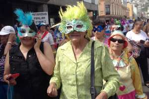 Los abuelitos recorrieron con entusiasmo de sur a norte la c&eacute;ntrica calle Venezuela. Foto: Cortes&iacute;a 