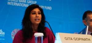 La directora del Departamento de Investigaci&oacute;n del FMI, Gita Gopinath, durante la conferencia de prensa en la sede del organismo en Washington, EE.UU.