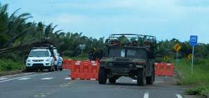 Militares ecuatorianos se instalaron en la frontera con Colombia a ra&iacute;z de los atentados y el secuestro y muerte de tres periodistas y una pareja de civiles.