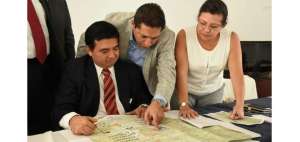 Xavier Sandoval (sentado), Marco Troya (c), prefecto de Los R&iacute;os, y M&oacute;nica Becerra, viceprefecta del Guayas (d), participaron en la cita en Quito. 