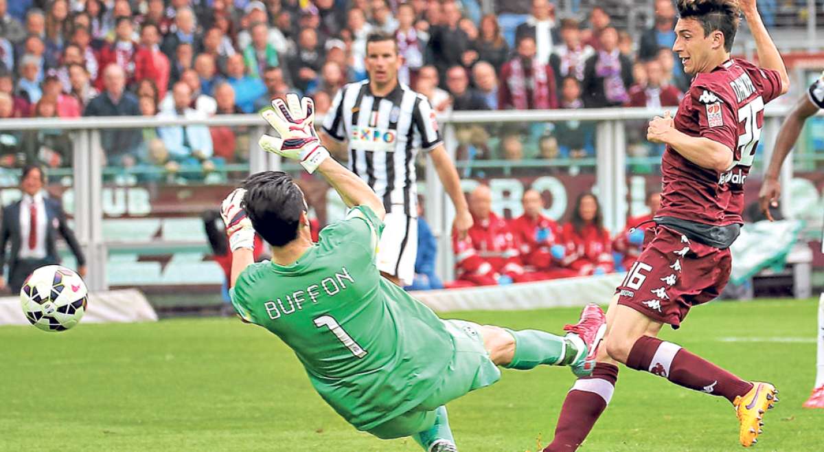 Matteo Darmian (der.) en el momento en que marc&oacute; el primer tanto del partido. Pese al esfuerzo, el arquero Gianluigi Buffon no pudo avitar la ca&iacute;da. Foto: AFP