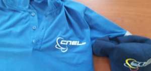 En varias ocasiones la Polic&iacute;a ha decomisado ropa de CNEL usada para enga&ntilde;ar a los usuarios.