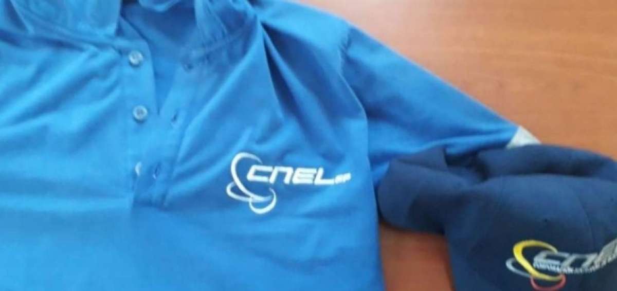 En varias ocasiones la Polic&iacute;a ha decomisado ropa de CNEL usada para enga&ntilde;ar a los usuarios.