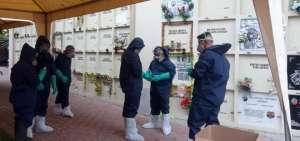 Personal de la Fiscal&iacute;a y de Medicina Legal realizan la toma de muestras de fallecidos.