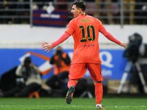 Descartan lesi&oacute;n de Messi por molestia en el pie derecho 