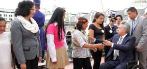 El presidente Moreno saluda a las mujeres presentes en el Cambio de Guardia.