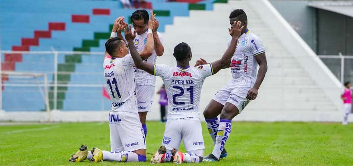 Jugadores de Delf&iacute;n festejando la consecuci&oacute;n de un gol.
