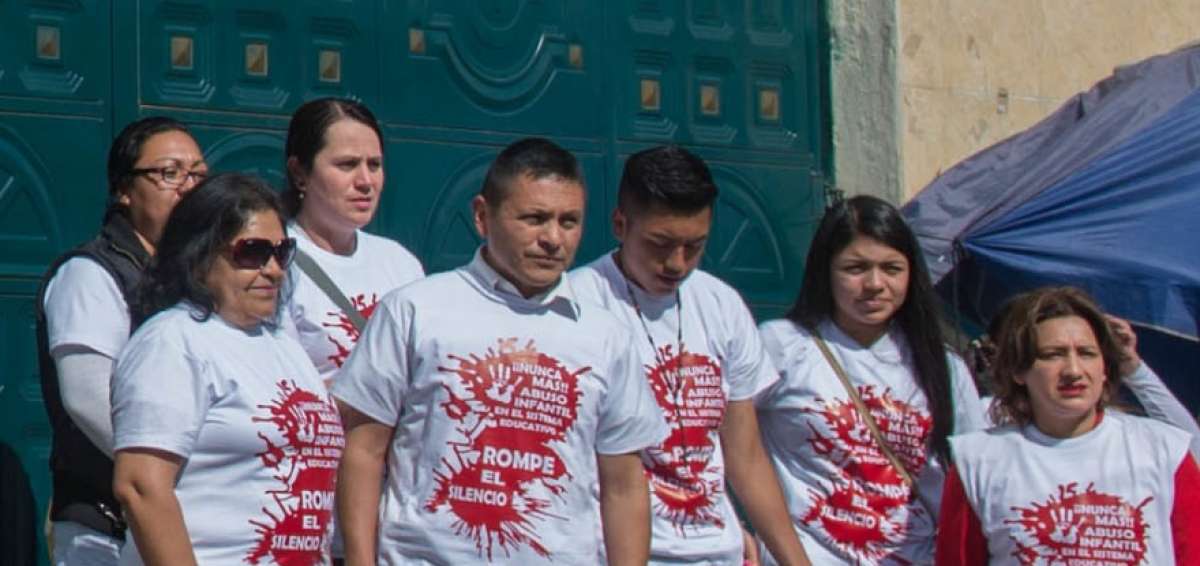 Padres de Aampetra, cuyos hijos fueron v&iacute;ctimas de agresiones sexuales en el a&ntilde;o lectivo 2010-2011.