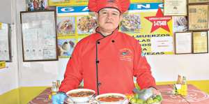 Desde los 8 a&ntilde;os su madre le ense&ntilde;&oacute; a preparar encebollado. Desde ah&iacute; no ha parado. Foto: Jammel Arvel&aacute;ez/ULVR