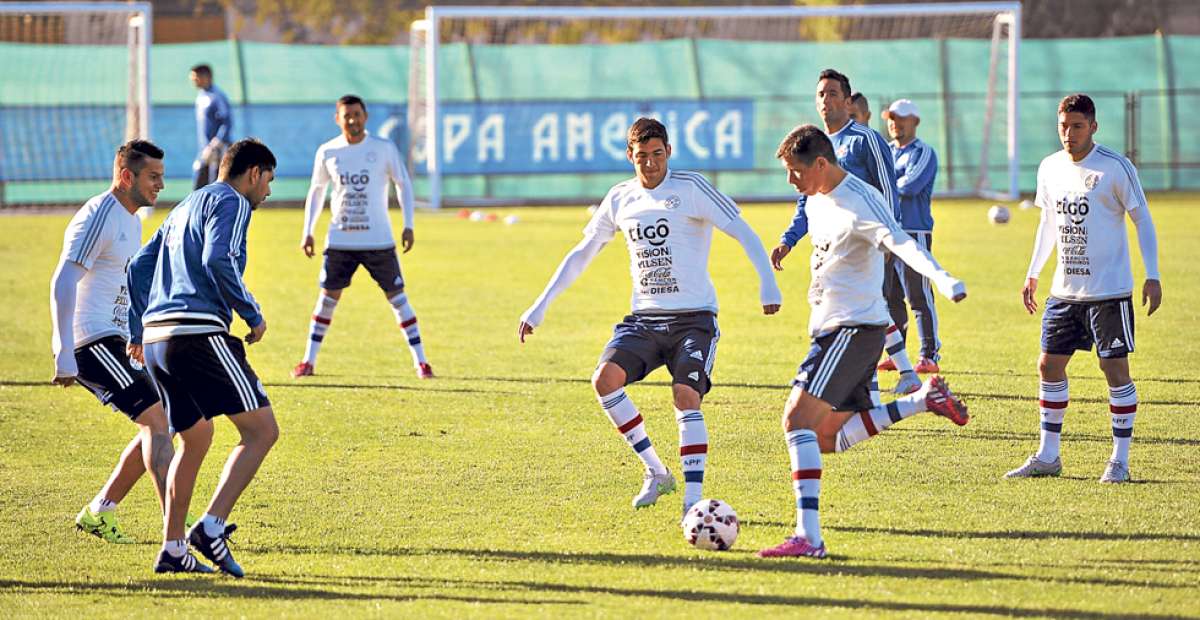 Los seleccionados paraguayos durante un entrenamiento antes del encuentro de hoy. Foto: AFP