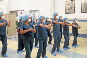 Estudiantes de Medicina de la Espoch realizaron un &lsquo;lavado de manos&rsquo; sincronizado para graficar a los pacientes el modo correcto de aseo. Foto: Elizabeth Maggi/ El Tel&eacute;grafo
