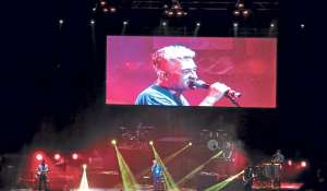 El cantautor chileno Jorge Gonz&aacute;lez regres&oacute; a los escenarios y comparti&oacute; con muchos de sus colegas en el Movistar Arena de Santiago. Alejandro Tapia / Corresponsal