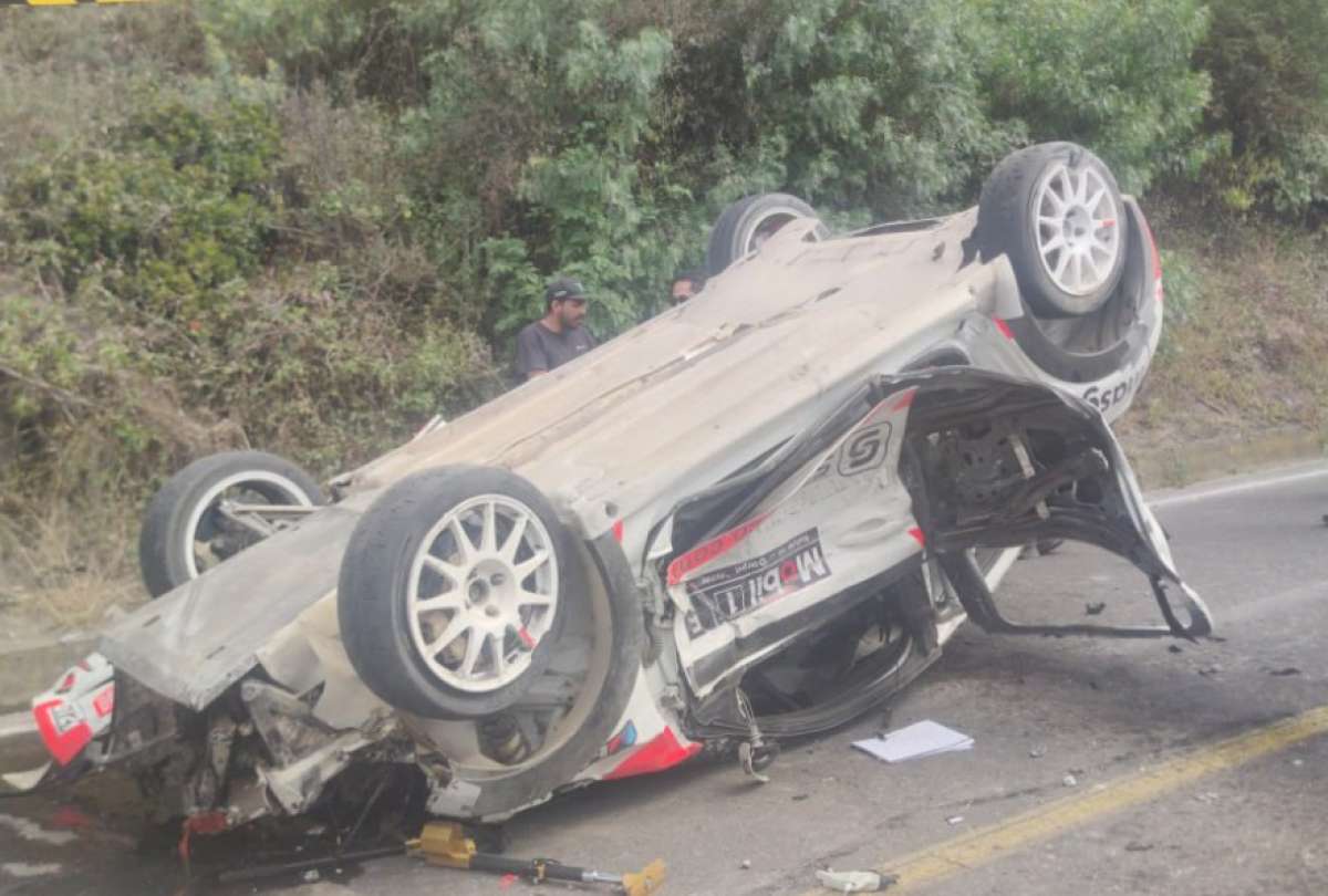 Uno de los vehículos participantes en la competencia terminó destruido, tras el accidente.