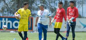El entrenador de la selecci&oacute;n sub-20, Jorge C&eacute;lico (c), junto a Enrique Saverio (i), jugador del Barcelona de Espa&ntilde;a, que estuvo en el microciclo.