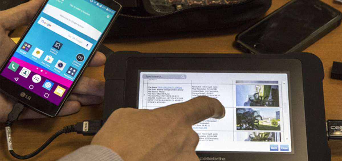 Los directivos de la empresa realizaron una demostraci&oacute;n a la agencia AFP. Pudieron ingresar a un tel&eacute;fono bloqueado y obtener las fotograf&iacute;as del dispositivo con los datos del lugar donde fueron tomadas.En la imagen derecha, uno de los empleados de la compa&ntilde;&iacute;a israel&iacute; busca un tel&eacute;fono dentro de los cientos de muestras que tienen en su bodega. Para lograr la recuperaci&oacute;n de los datos deben tener el dispositivo en f&iacute;sico.