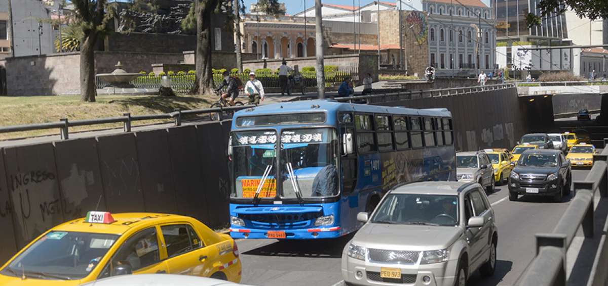El intenso tr&aacute;fico en horas pico hace que los conductores de buses se atrasen en sus horarios de ruta. Prefieren no recoger pasajeros en las paradas y acelerar.