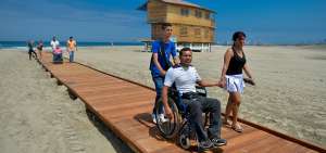 MANTA.- La playa El Murci&eacute;lago cuenta con una caminera hecha con madera, de 150 metros de largo por dos metros de ancho, que conecta el malec&oacute;n esc&eacute;nico con la orilla del mar.
