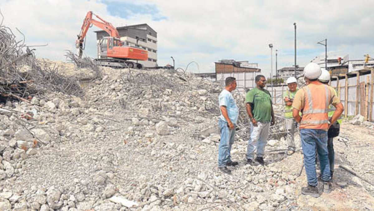 El desmontaje de la &lsquo;licuadora&rsquo; fue desarrollado por 40 trabajadores, quienes usaron, por primera vez, la t&eacute;cnica de demolici&oacute;n mec&aacute;nica. FOTO: CARINA ACOSTA.