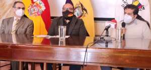 Autoridades de la Gobernaci&oacute;n y de la Prefectura del Azuay y directivos de Elecaustro anunciaron la entrega de los recursos. 