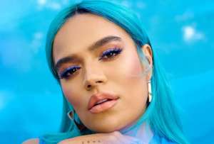  La cantante urbana Karol G se sumó a la tendencia del agua de coco para promocionar su nuevo tema &#039;Si antes te hubiera conocido&#039;.
