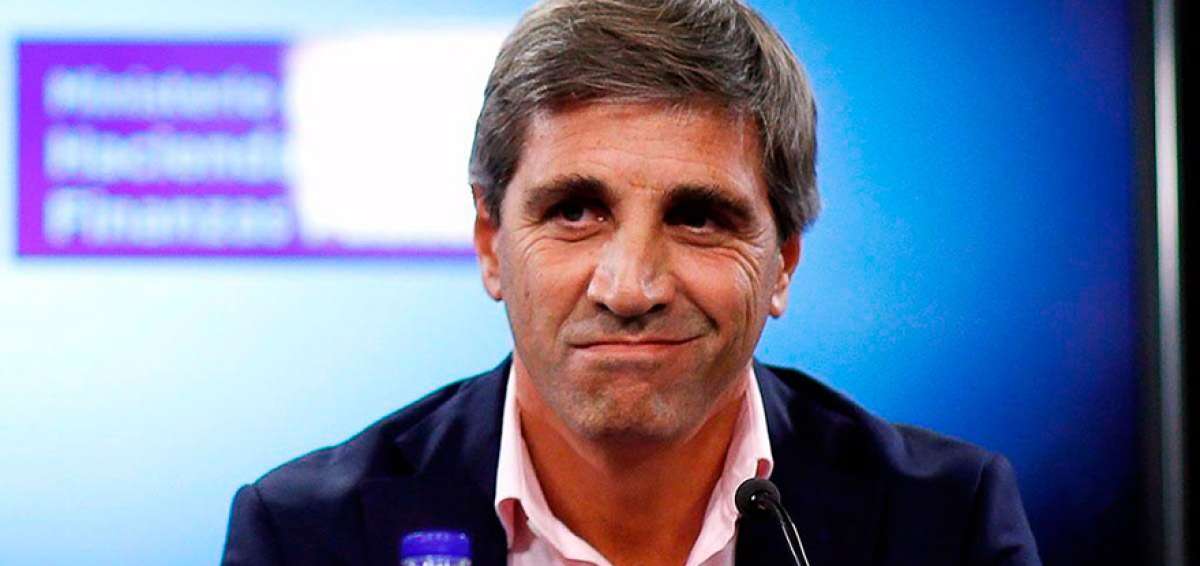 Luis Caputo, ministro de Hacienda y Finanzas, fue el encargado de justificar la colocaci&oacute;n.