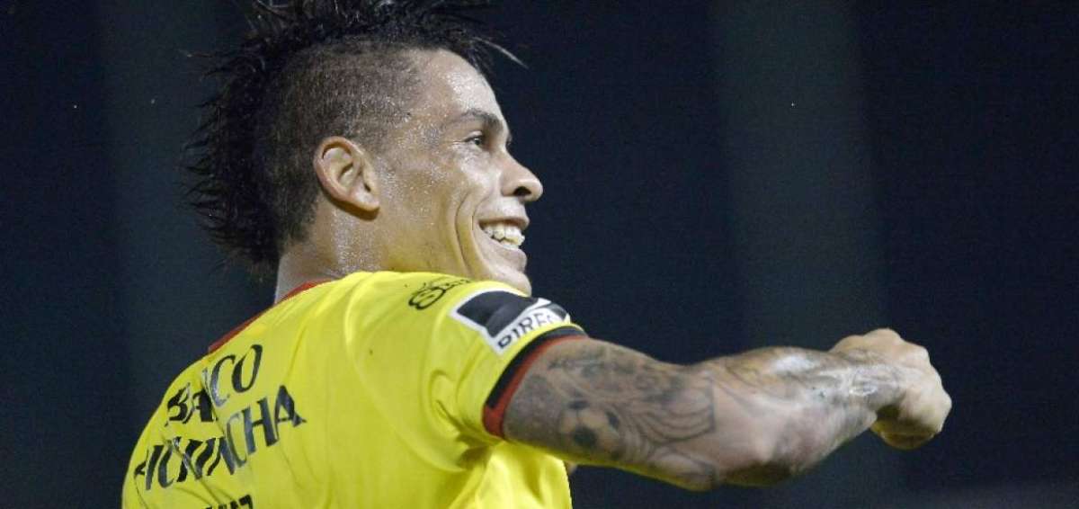 El uruguayo Jonatan &Aacute;lvez celebra su primer tanto con la camiseta amarilla. El 'charr&uacute;a' fue reemplazado en el segundo tiempo por Ismael Blanco.