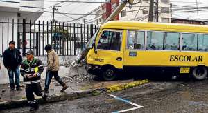 Un siniestro vial entre un expreso escolar y un Jeep ocurri&oacute; ayer en la esquina de las calles Vancouver y Alemania. Foto: Marco Salgado / El Tel&eacute;grafo
