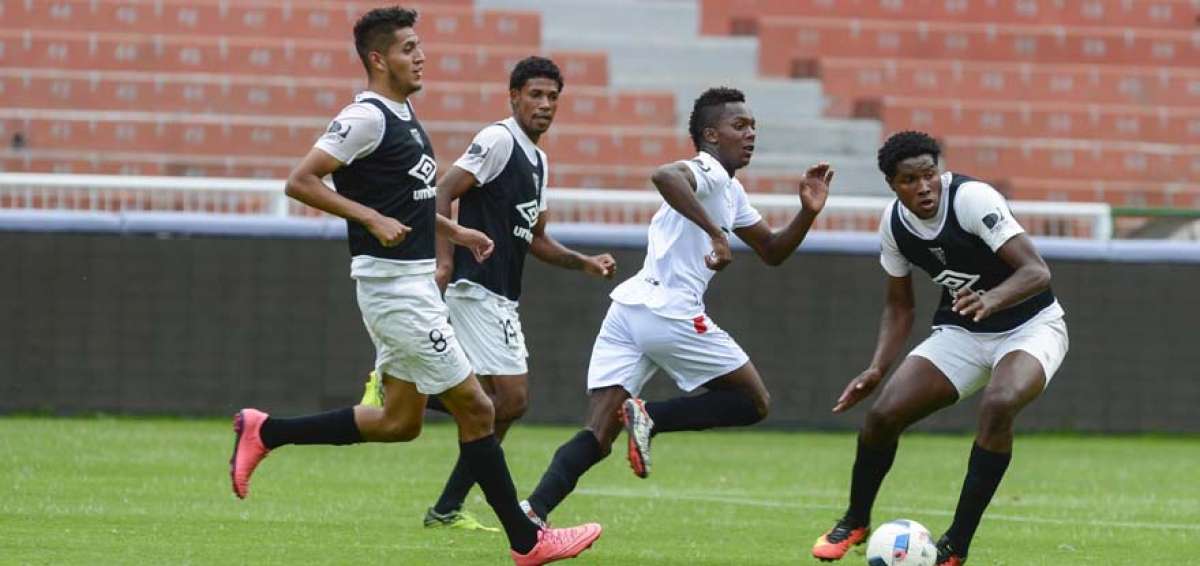 Djorkaeff Reasco (de blanco), durante la pr&aacute;ctica de Liga de Quito, ayer, en el estadio Casa Blanca.       