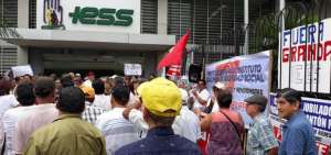 Un grupo de jubilados protesta en Guayaquil.