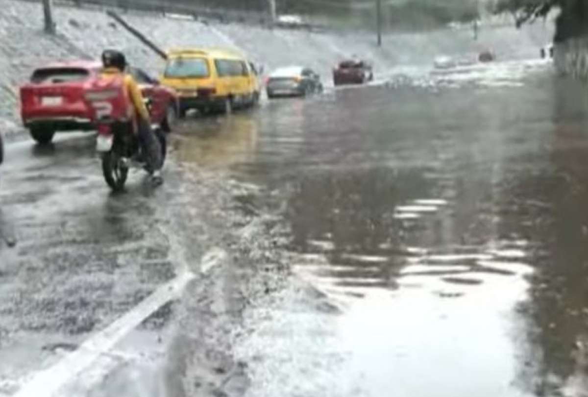 Personal municipal atiende la acumulaci&oacute;n de agua reportada en el sector El Bosque, en Quito.
