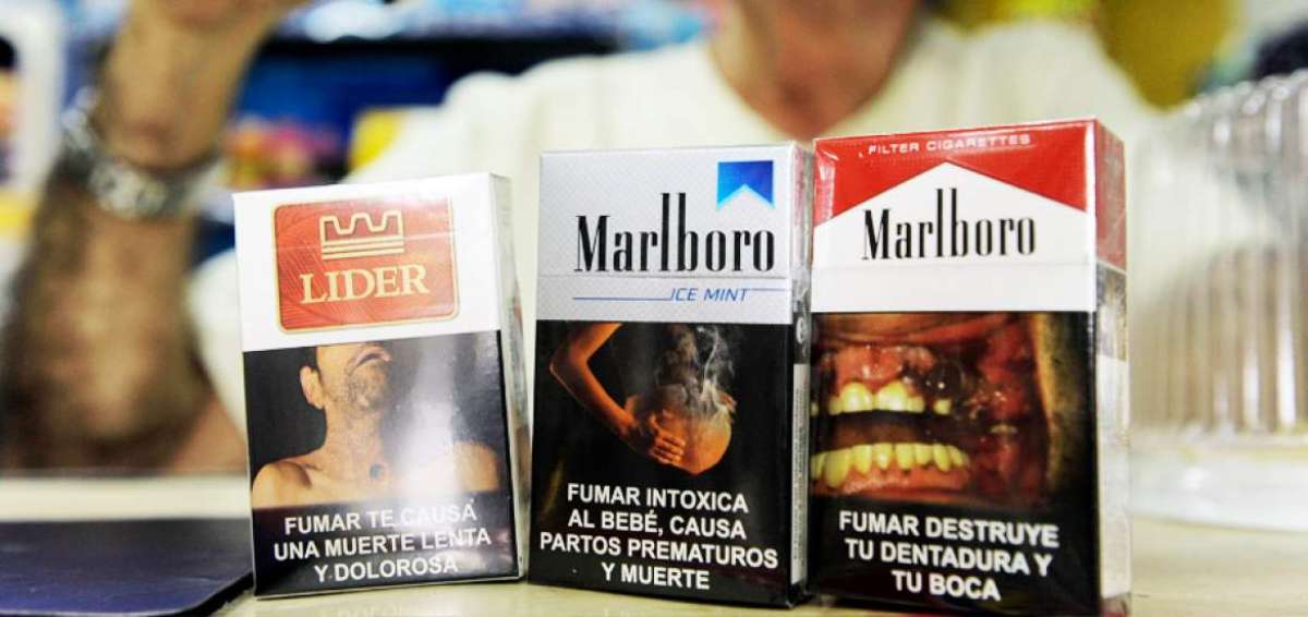 El humo del tabaco contiene m&aacute;s de 4.000 productos qu&iacute;micos, seg&uacute;n la OMS. De estos se conoce que al menos 250 son nocivos y m&aacute;s de 50 causan c&aacute;ncer.