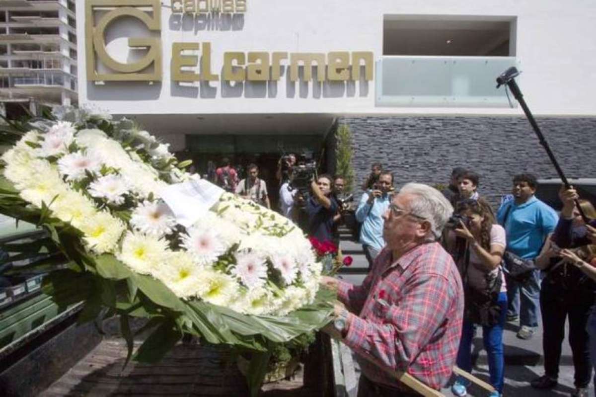 Ofrendas florales y personas llegaron hasta la funeraria El Carmen para el &uacute;ltimo adi&oacute;s del Perro Aguayo Jr. Foto: Internet