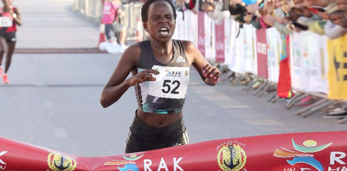 El &uacute;ltimo kil&oacute;metro lo hizo mientras evidenciaba serios problemas de estabilidad. El siguiente objetivo de la atleta keniana ser&aacute; correr una marat&oacute;n. 