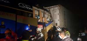 En la v&iacute;a Dur&aacute;n-Boliche, un bus con pasajeros se estrell&oacute; contra la parte posterior de un tr&aacute;iler, la noche del s&aacute;bado.
