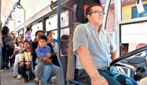 Los transportistas marcharan hoy por las calles del centro hist&oacute;rico de Cuenca, pero dijeron que no suspender&aacute;n los servicios a sus usuarios. Foto: Rodrigo Matute/ El Tel&eacute;grafo