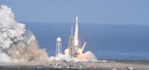 El cohete Falcon Heavy de SpaceX despeg&oacute; rumbo a Marte