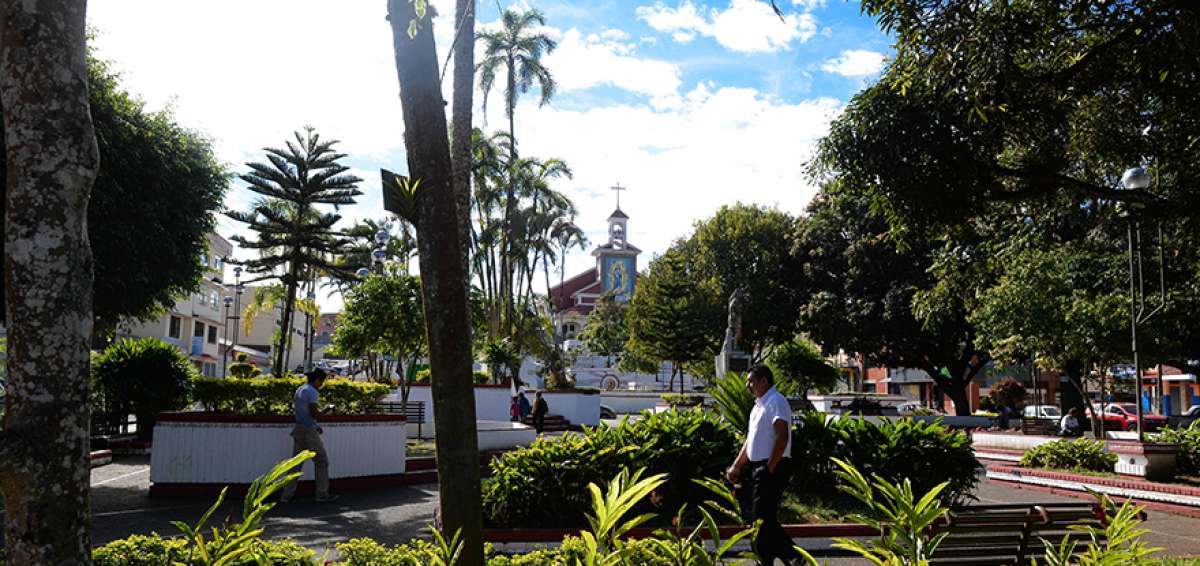 El parque central de Macas es un sitio de encuentro. Ah&iacute; se ubica la catedral del mismo nombre de la urbe en la que los devotos rezan a la Virgen Pur&iacute;sima.