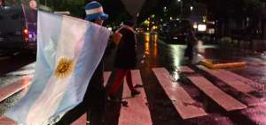 Hinchas y el presidente Macri esperan a Messi al grito de "no te vayas"